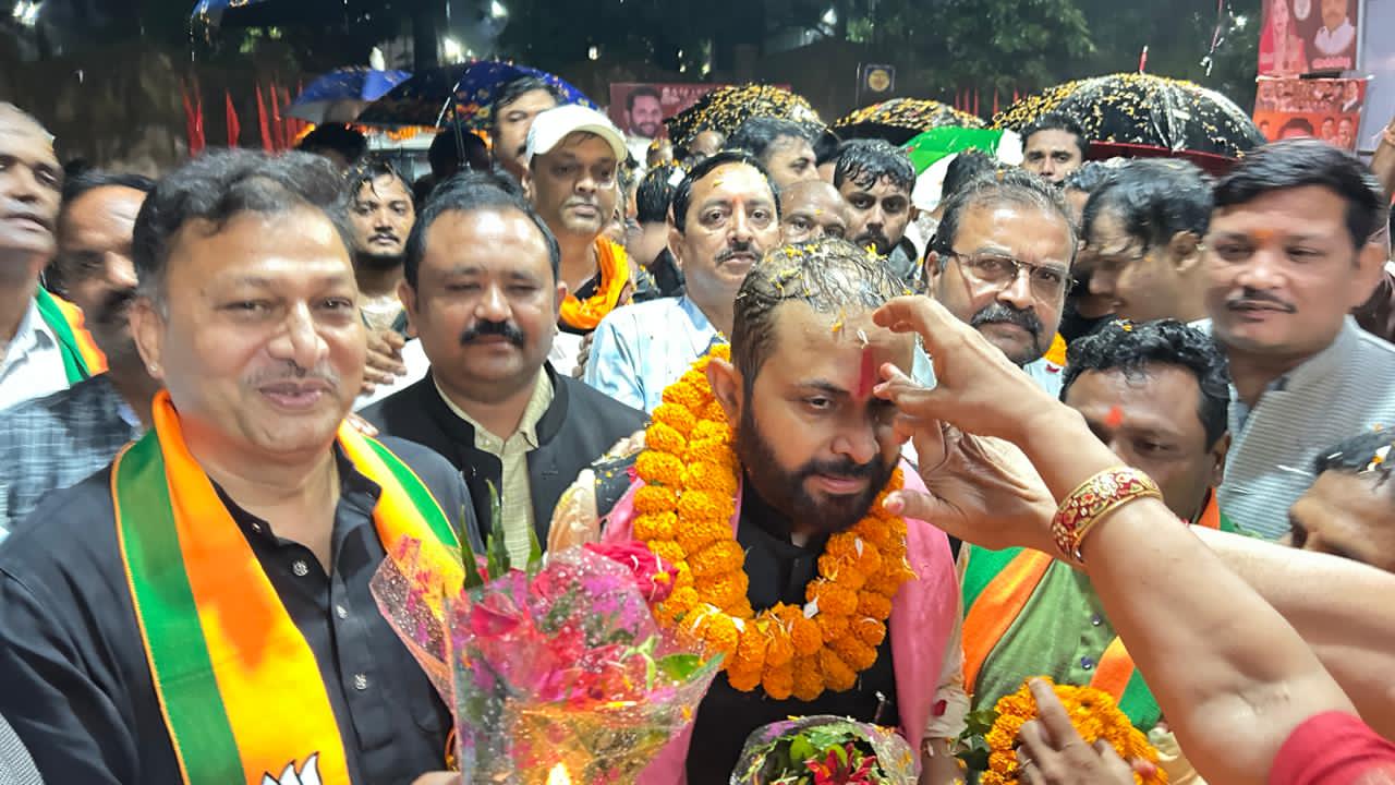 बरसते पानी में भी नहीं थमा उत्साह – भाजपा महामंत्री अखिलेश सोनी का सरगुजा में भव्य स्वागत”